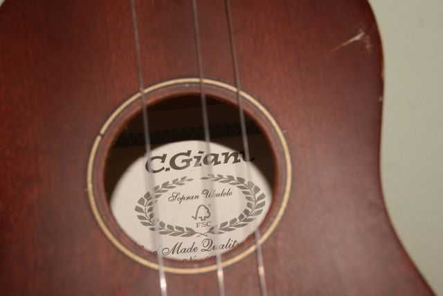 Ukulele C. Giant