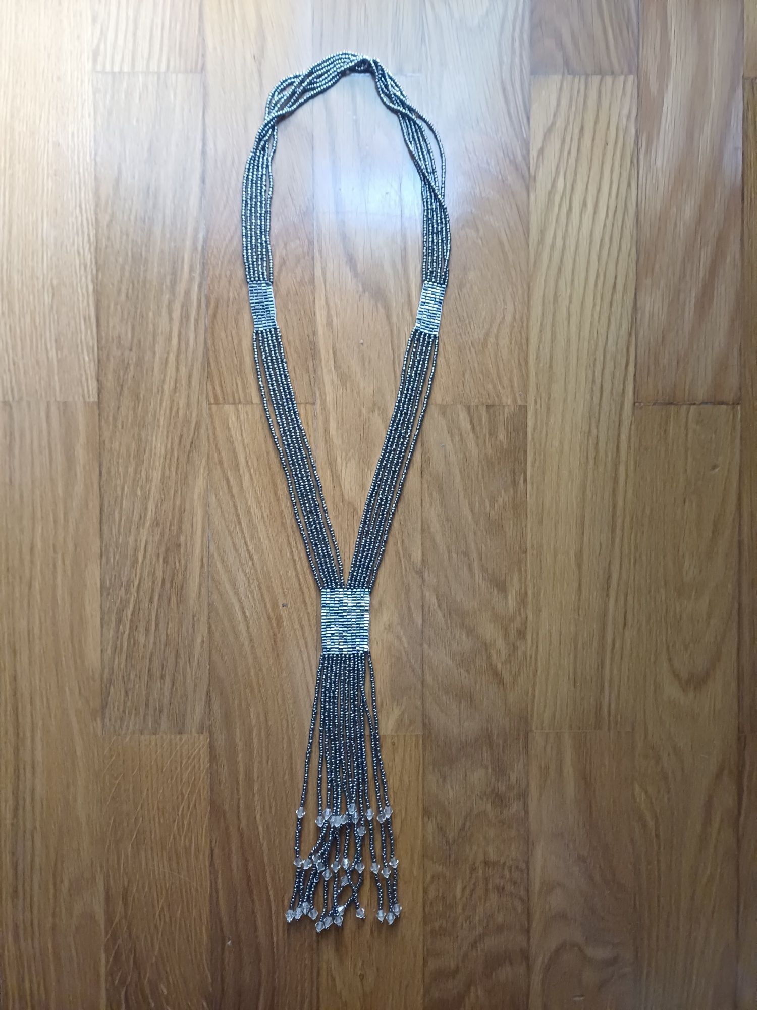 Elegante colar comprido de missangas