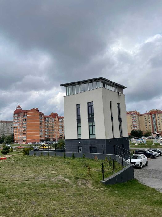 Нове комерційне приміщення в сучасній будівлі