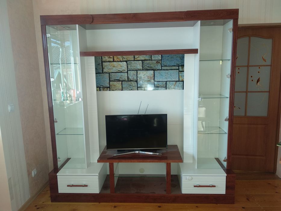 Прихожа, під телевізор,