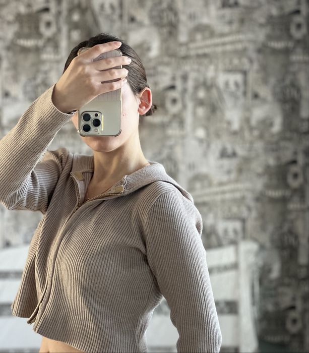 Укорочена кофта в рубчик