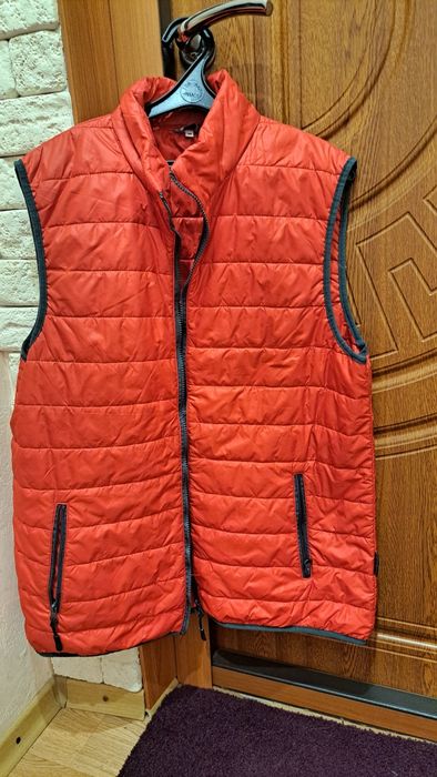 Жилет хорошего качества красный