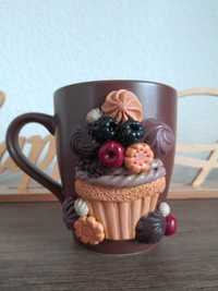 Чашка з декором із полімерної глини. Капкейк з ягодами.