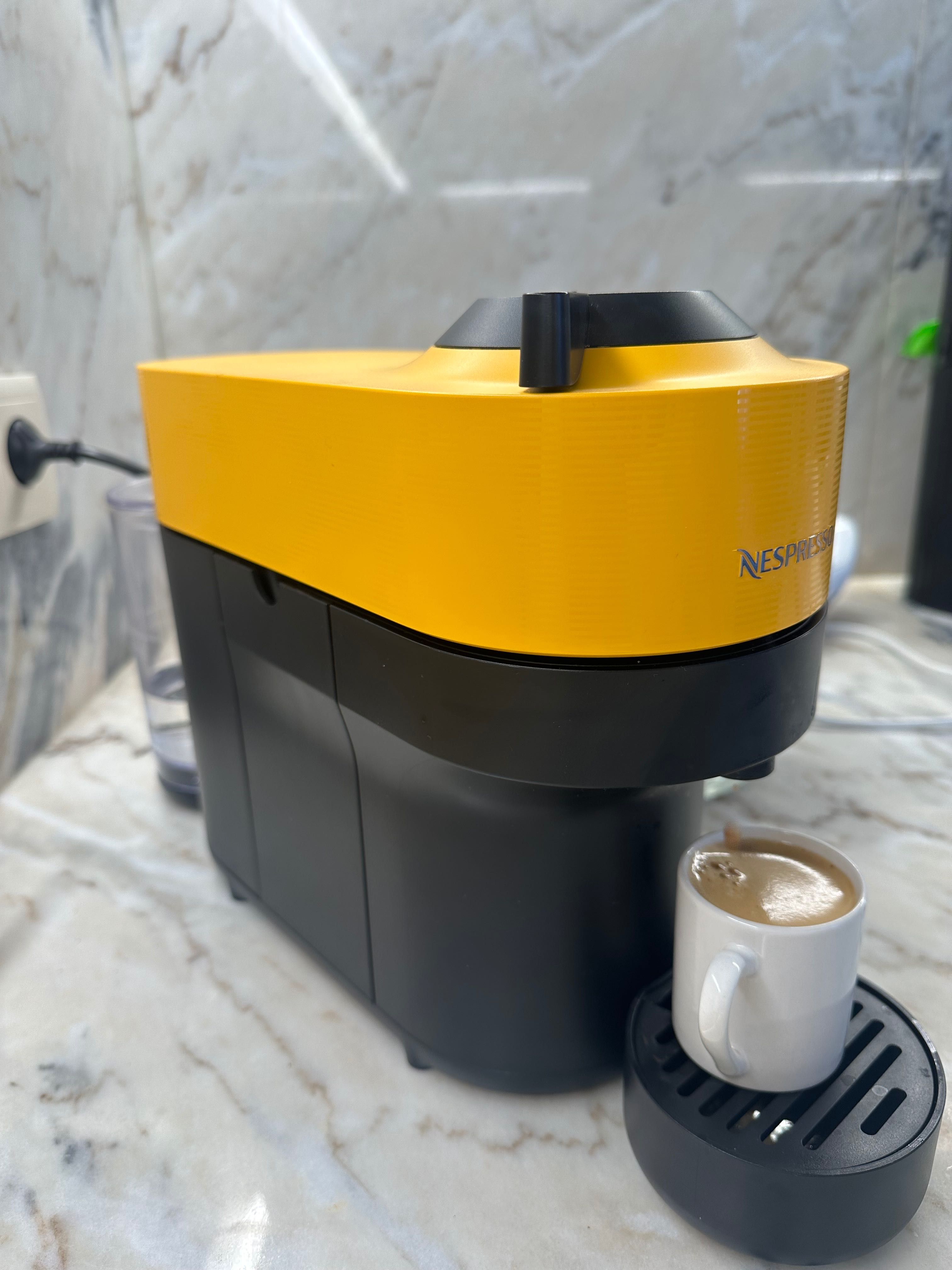 Máquina de café Nespresso Amarela