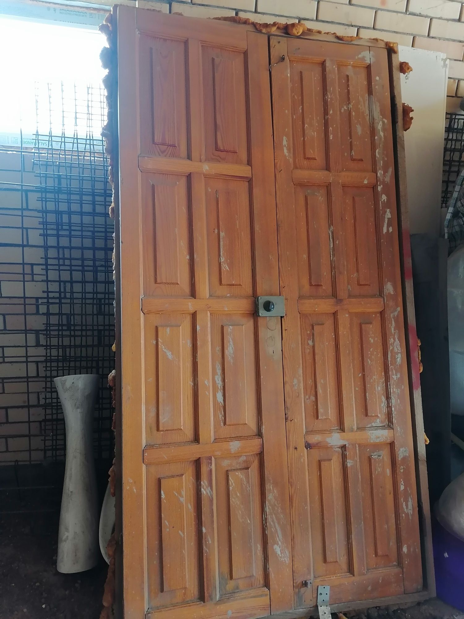 Продам дерев'яні двері (2,03х1,03)з коробкою (2,10х1,10)
