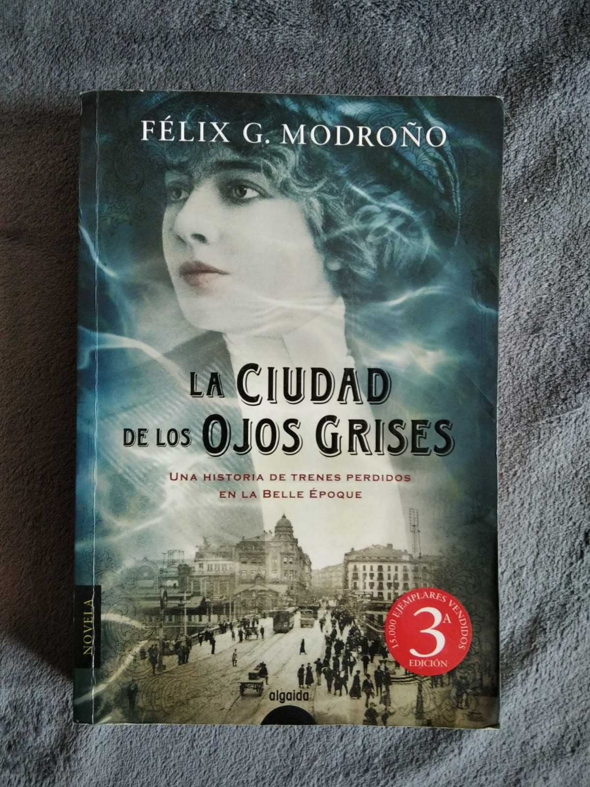 Ksiązka po hiszpańsku "La ciudad de los ojos grises" Felix G. Modroño