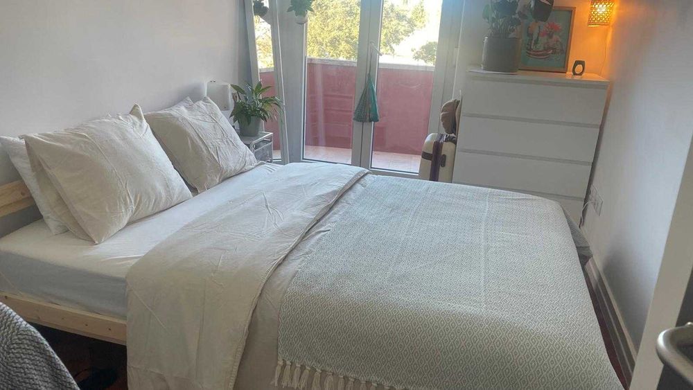 Cama, colchão e comoda IKEA