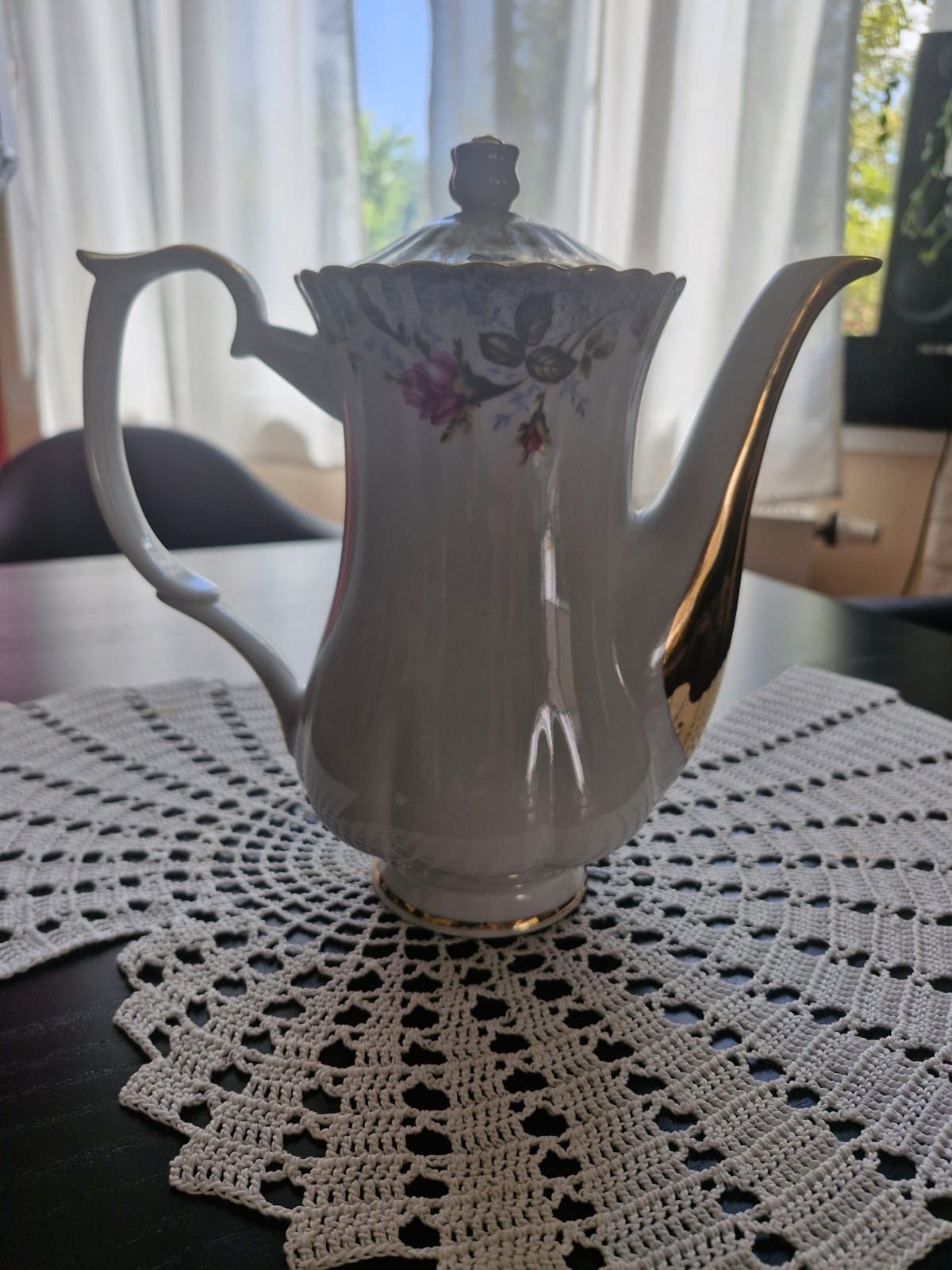 Porcelanowy dzbanek ozdobny na herbatę