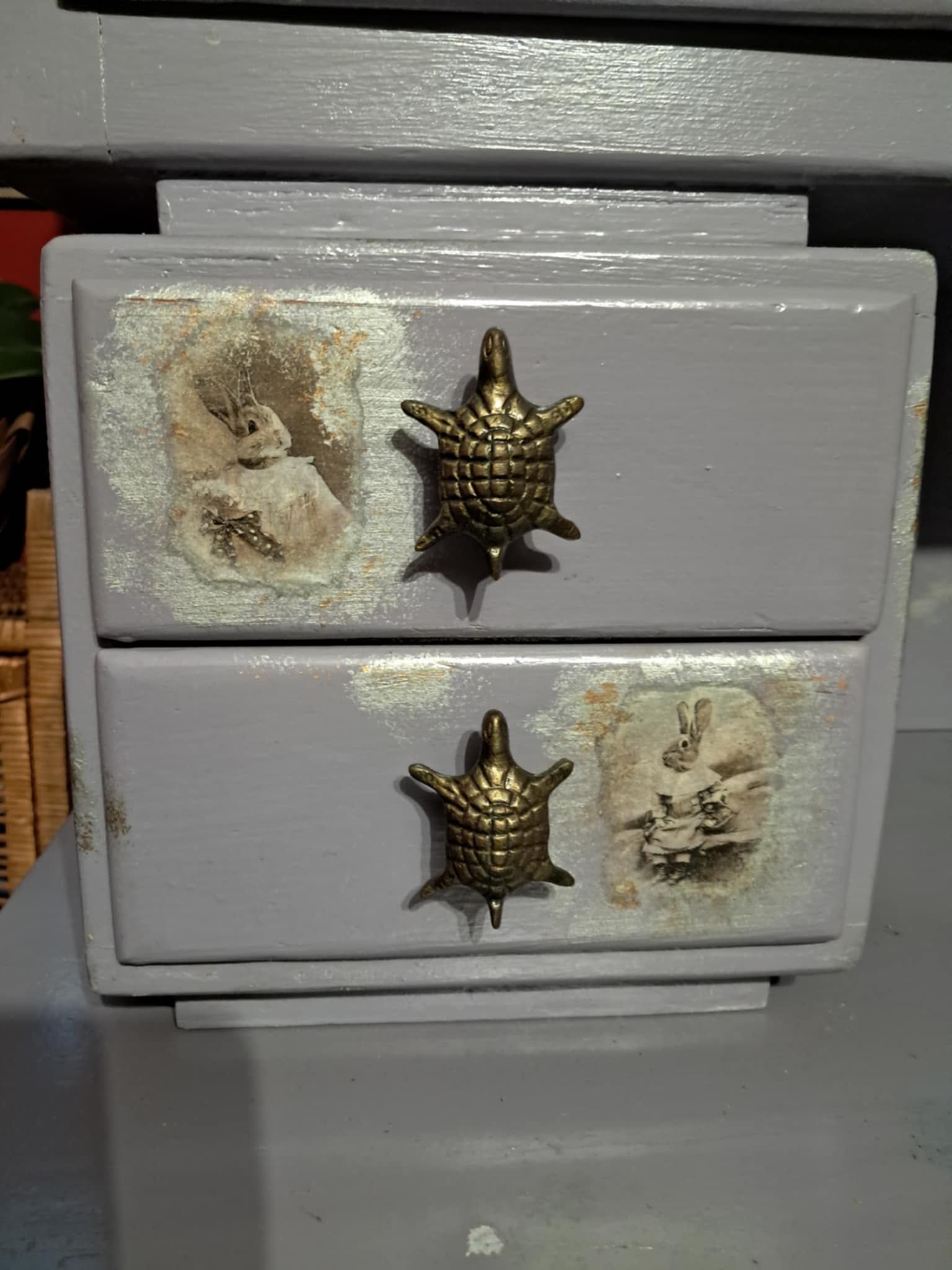 Kredens w stylu vintage