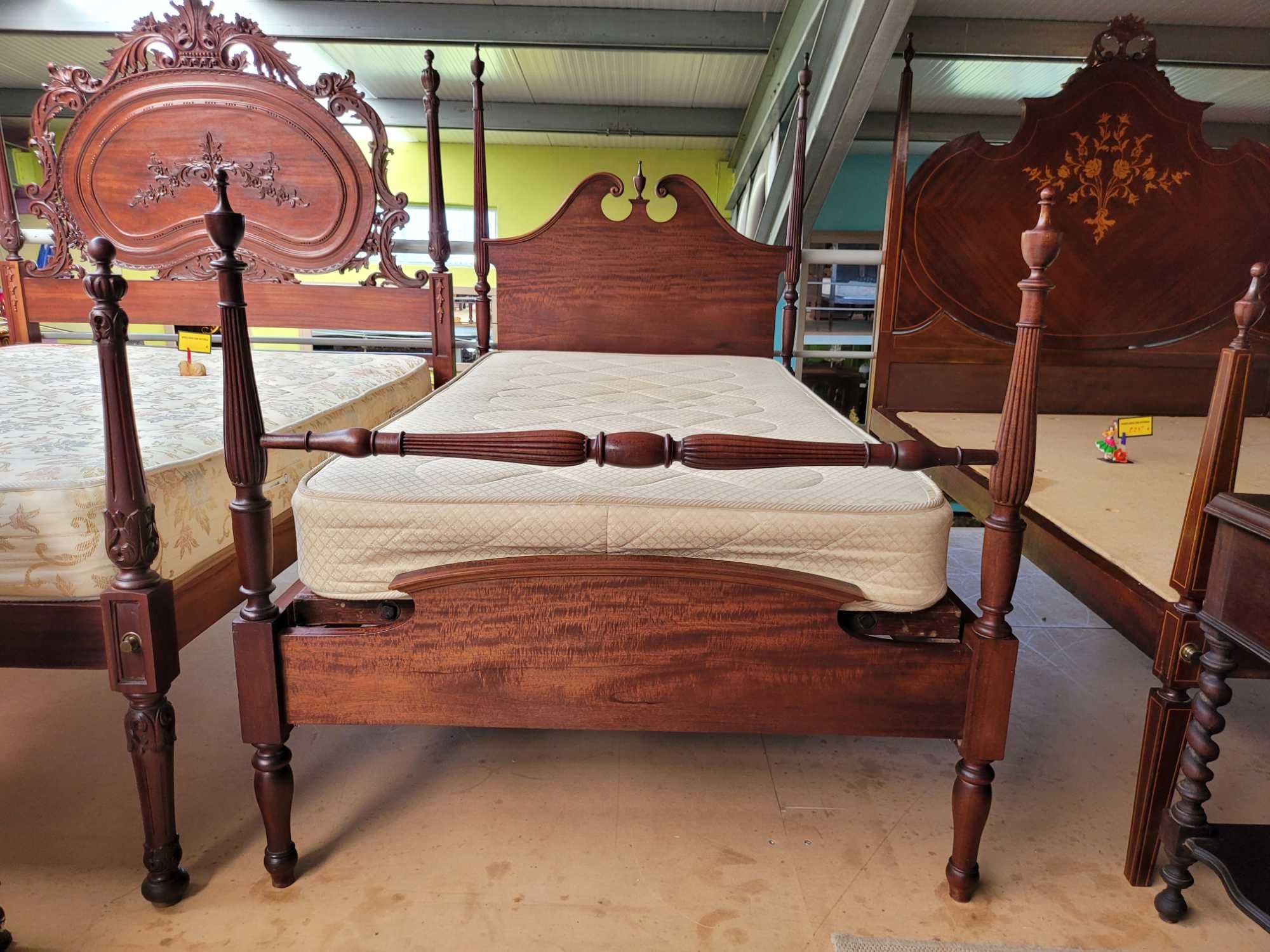 Cama antiga de solteiro em madeira maciça com estrado e