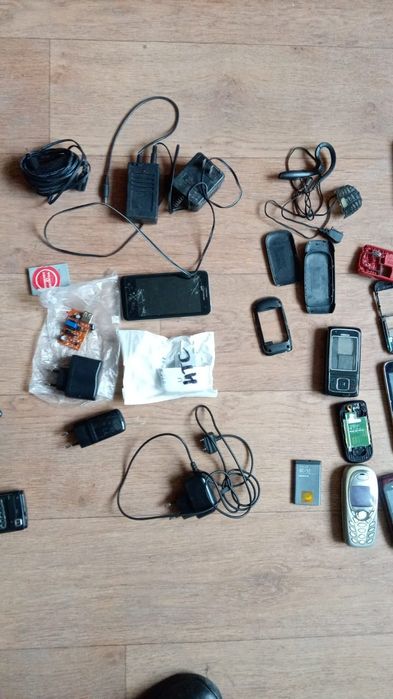 Ящик 3. Плати мультиметра, UPS, телефони, пульти, зарядки