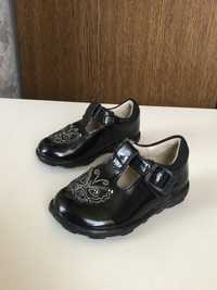 Шикарные! Черные лаковые туфли Clarks на 1 год (19 размер, 12 см)