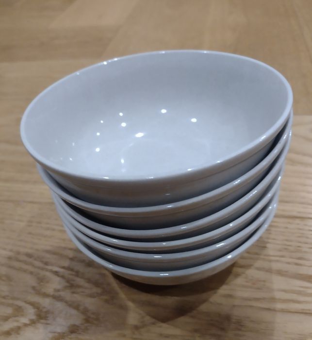 Sześć miseczek Ikea beżowe