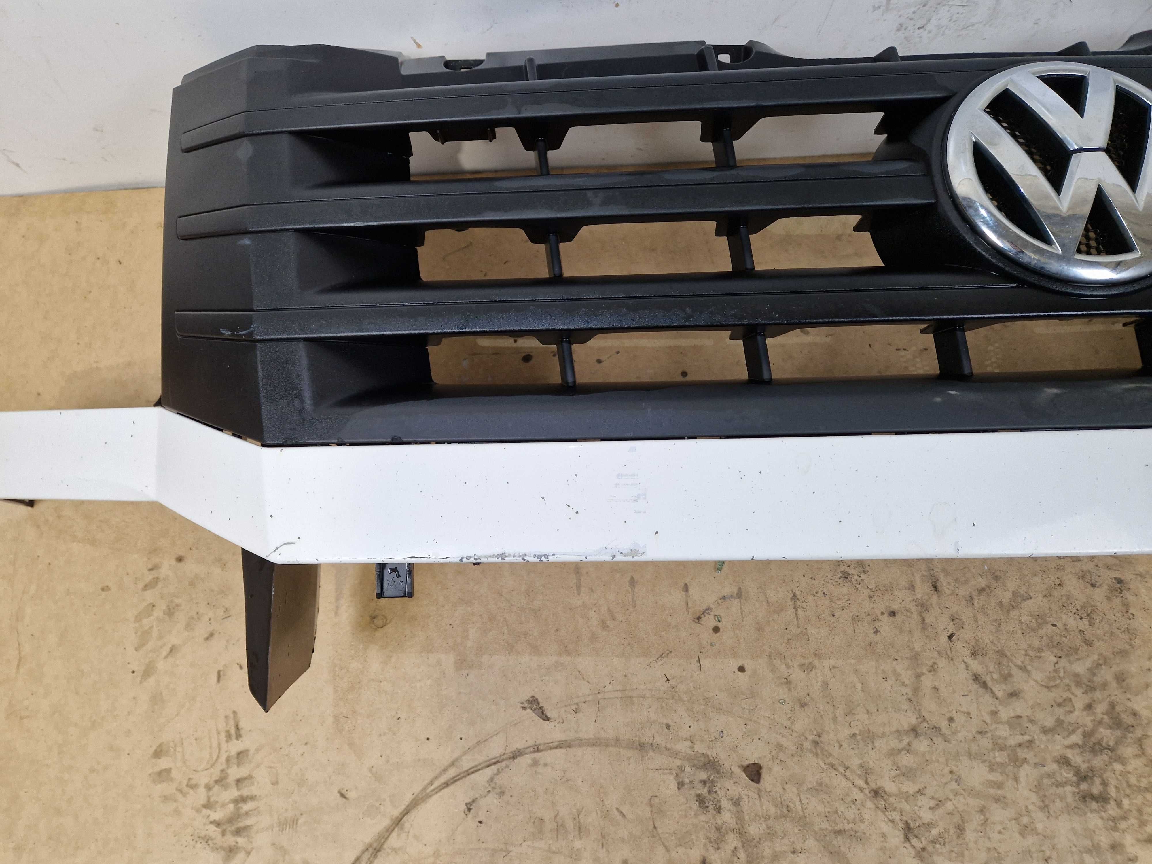 Volkswagen Crafter lift grill atrapa chłodnicy 2E0.