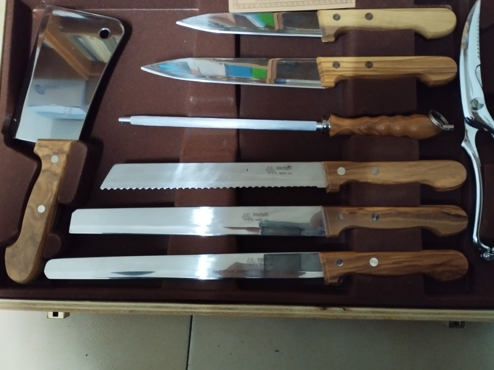 Conjunto de facas em madeira de oliveira com estojo