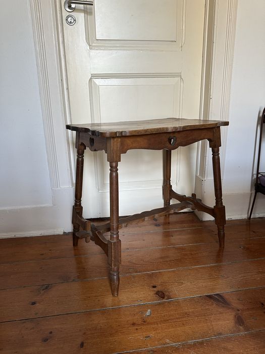 Mesa em madeira tradicional portuguesa.