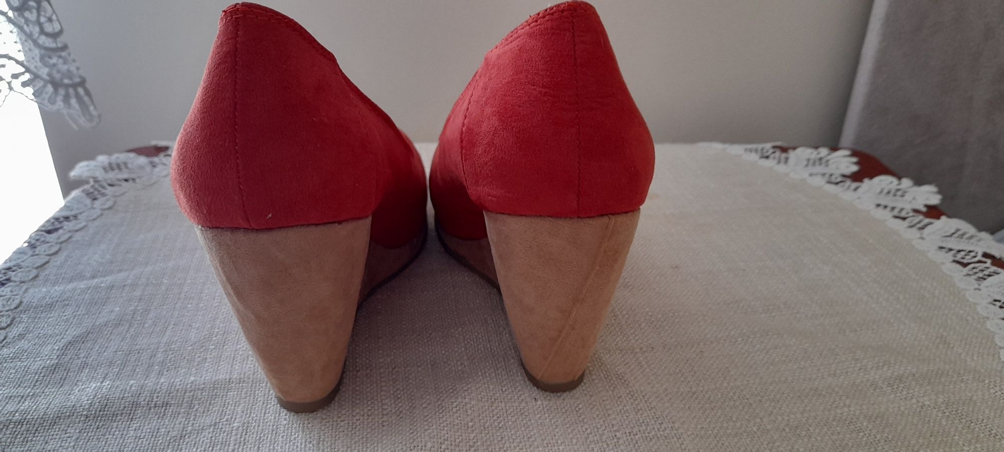 Nowe buty na koturnie.