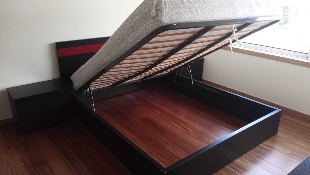 Mobília de quarto — cama de casal + cómoda + mesinhas + espelho