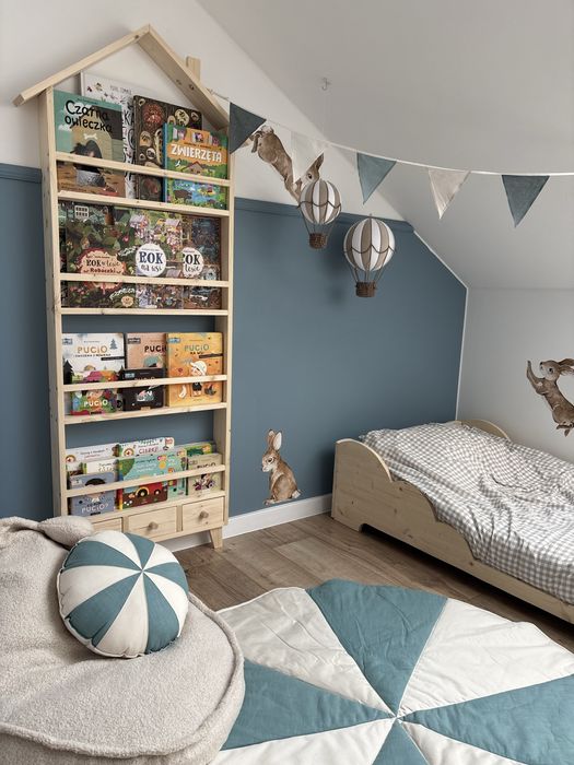 Drewniana biblioteczka domek z szufladkami