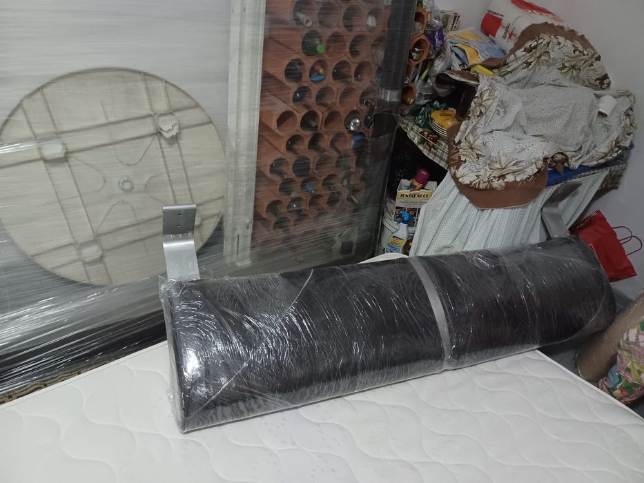 Cama em pele castanho escuro