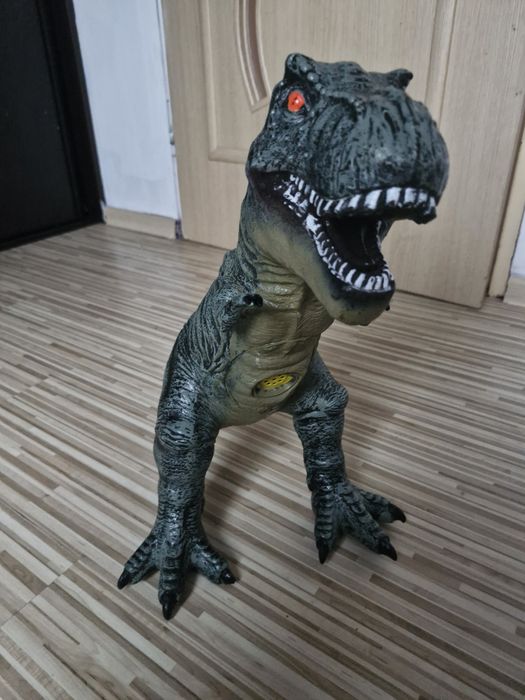 Duży dinozaur ryczący