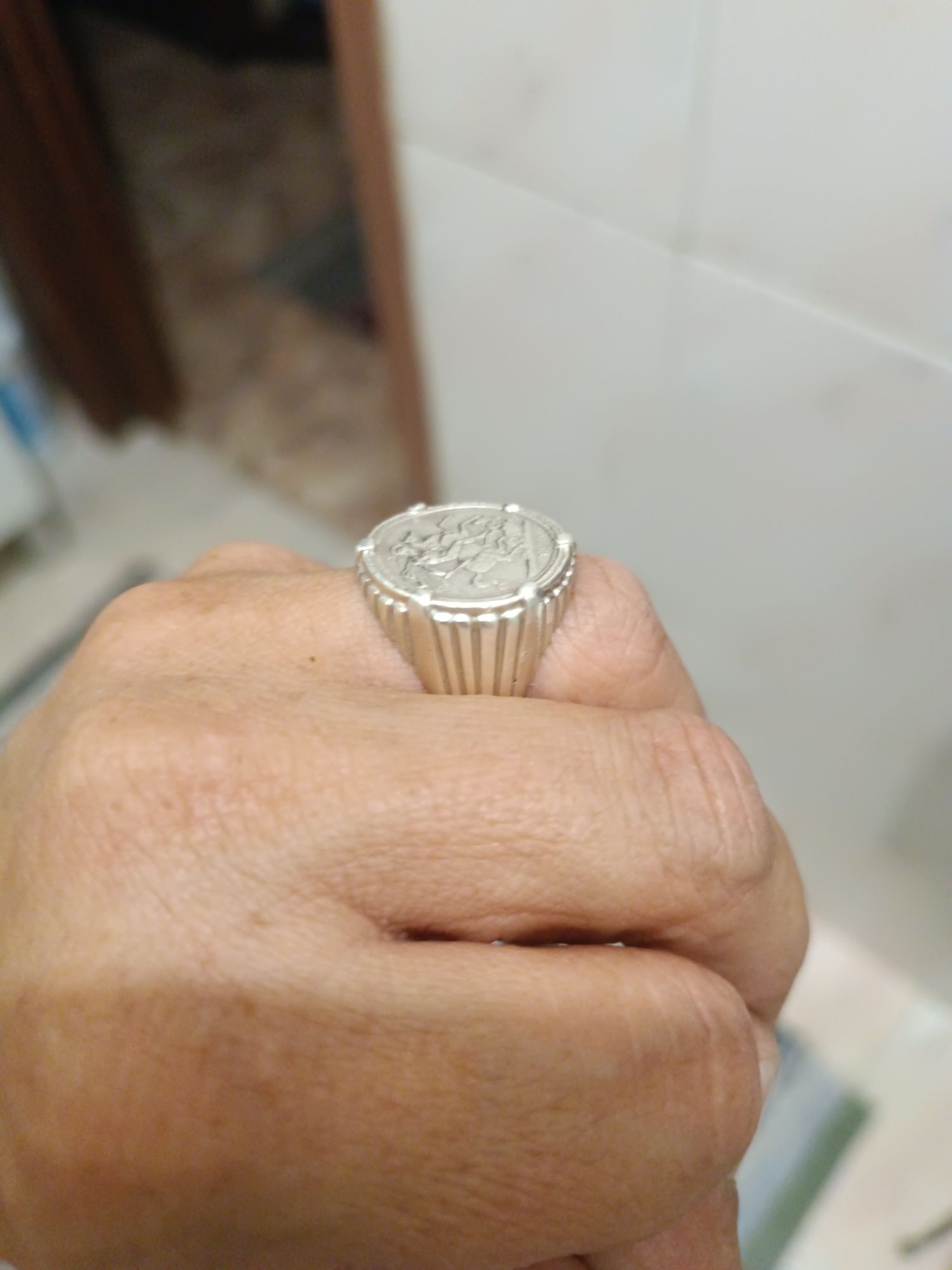 Anel com " libra" em prata.  Masculino