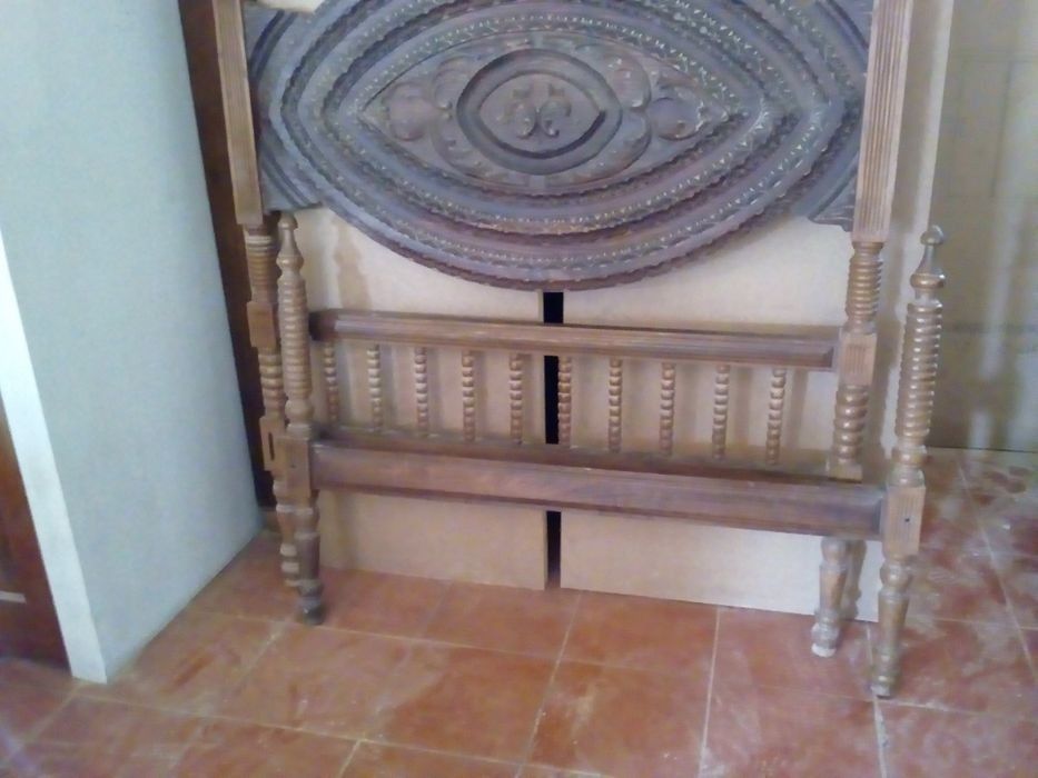 Cama em madeira maciça e mesinha