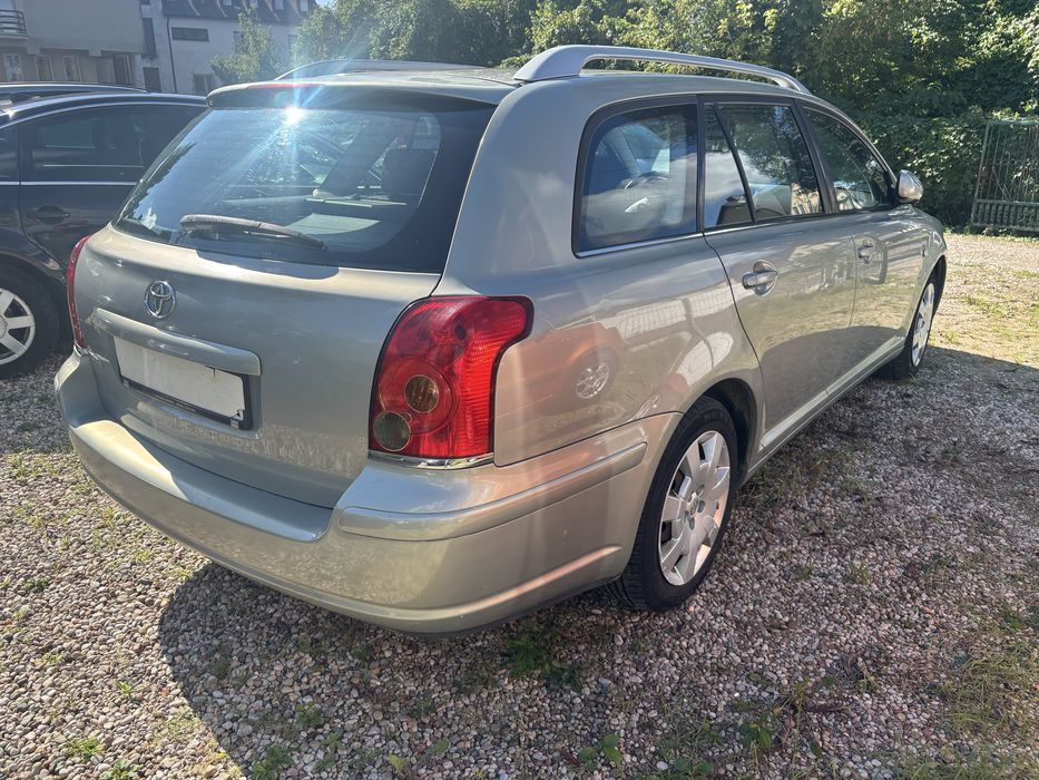 Toyota Avensis 1.8 Benzyna Zarejestrowany