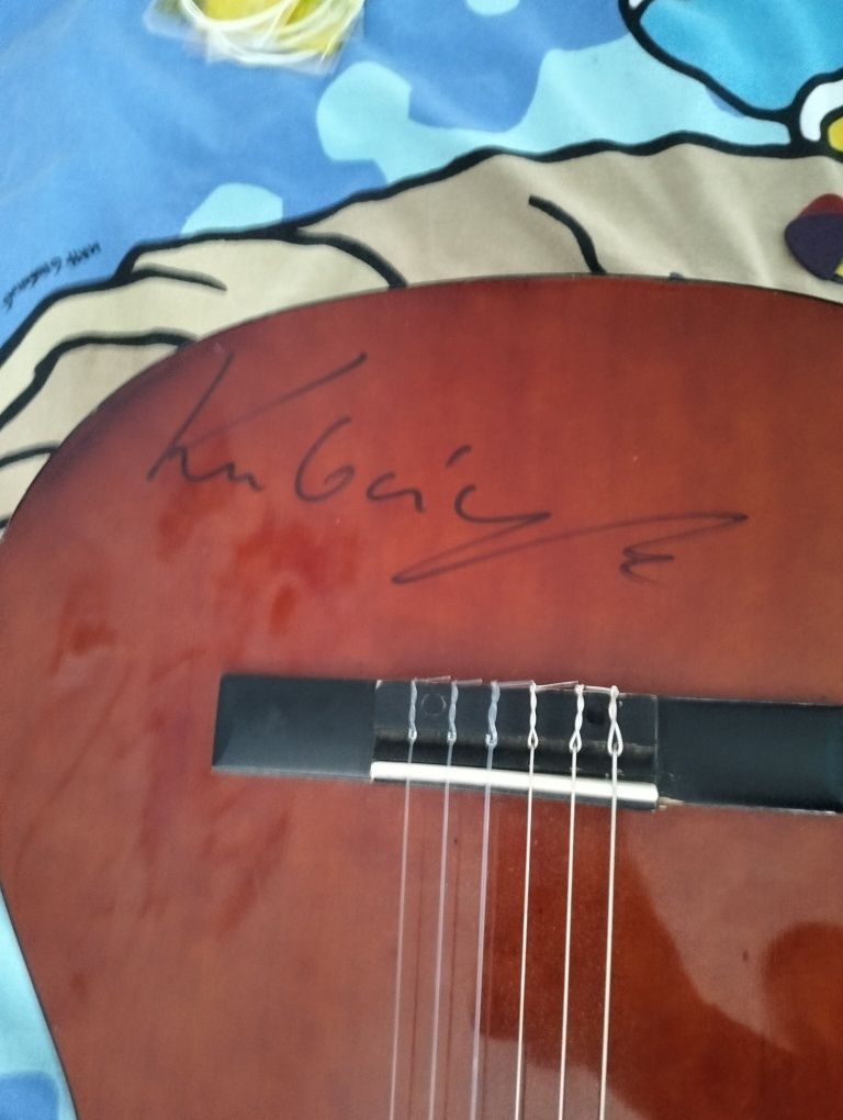 Sprzedam gitarę z podpisem kubańczyka
