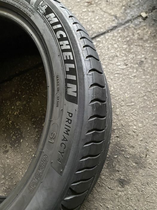 235/45/18 - Michelin Primacy 4