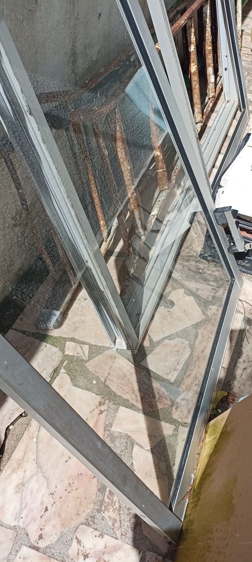 Janela de correr com chave em alumínio