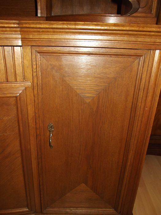 Dębowy pięknie przeszklony kredens z lat 30-tych XX w.