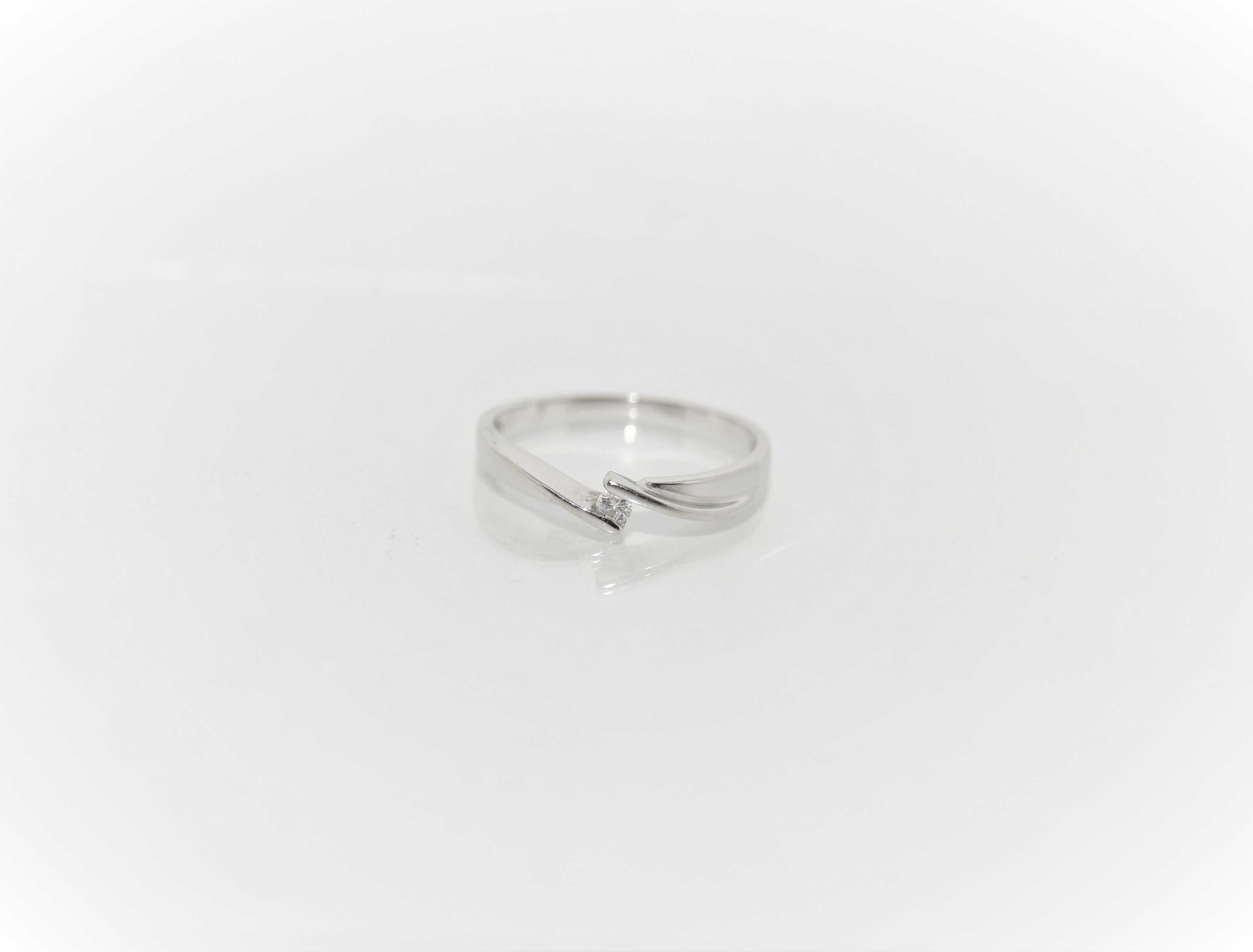 Złoty pierścionek z brylantem r.12 0,04ct-1,68g/p.585
