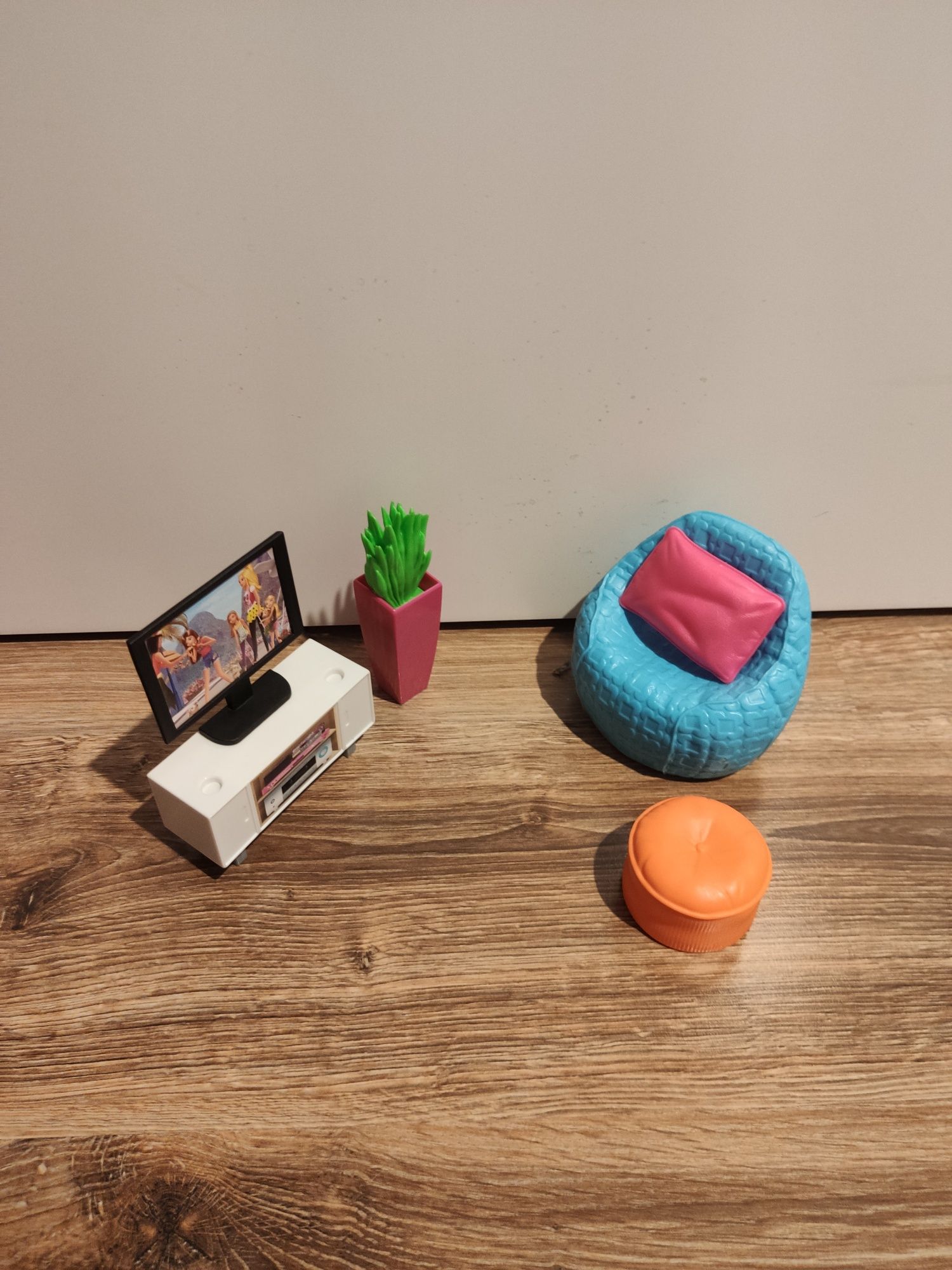 Salon dla lalek barbie ,puf fotel ,TV ,roślinna Stan BDB