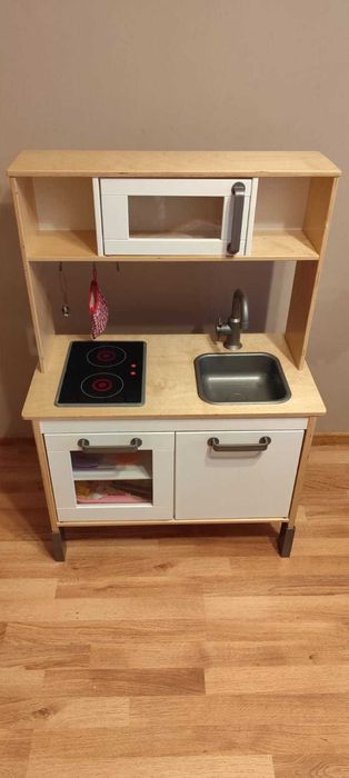 Kuchnia dla dzieci z garnkami