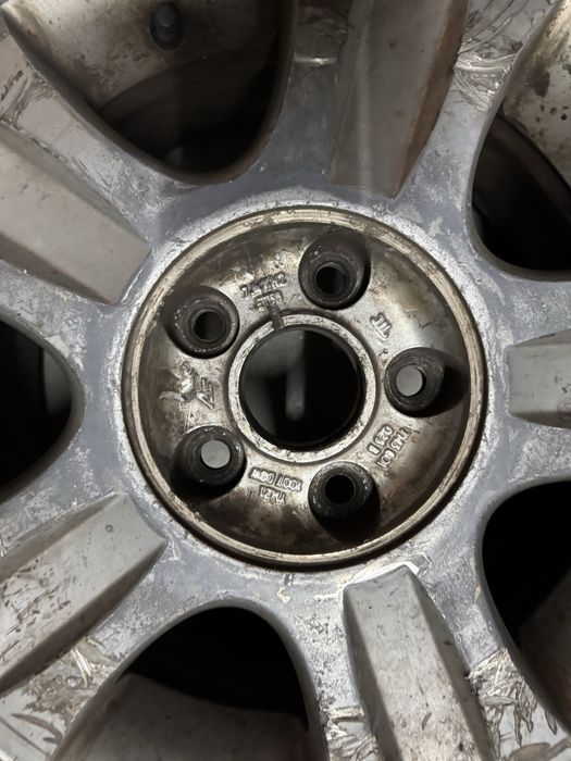 Pneu 205 / 55 R16 com jante 5 furos