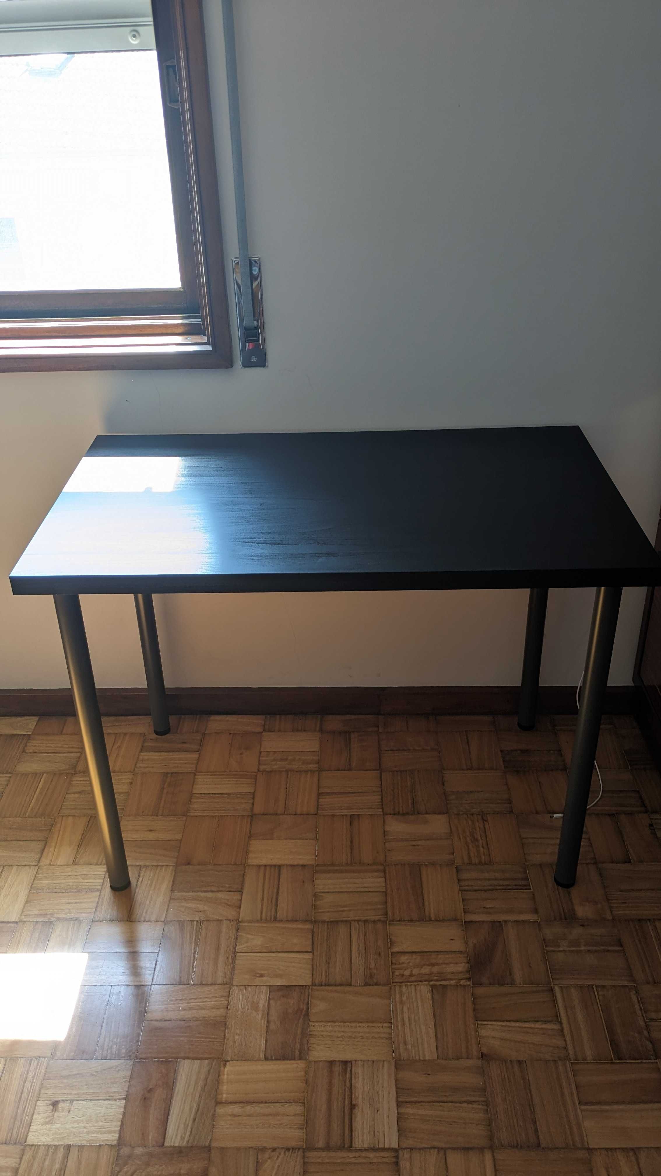 Mesa IKEA como Nova (LINNMON / ADILS)