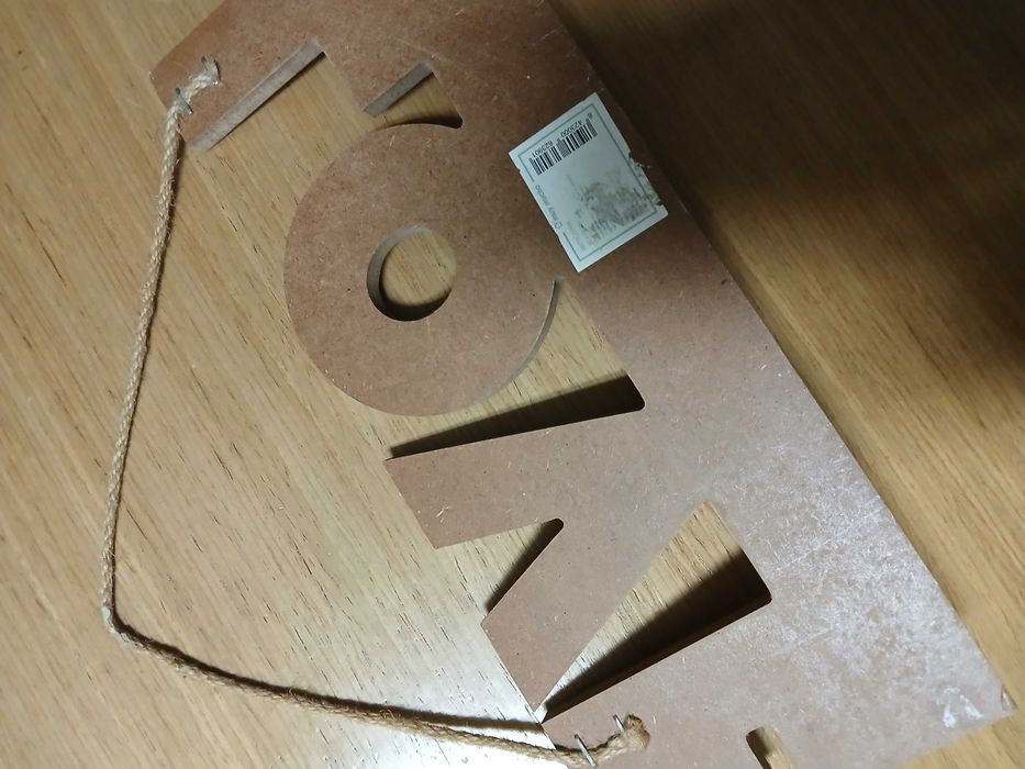 Cabide de madeira com a palavra LOVE