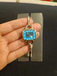 Zegarek na sztywnej bransoletce , niebieska tarcza