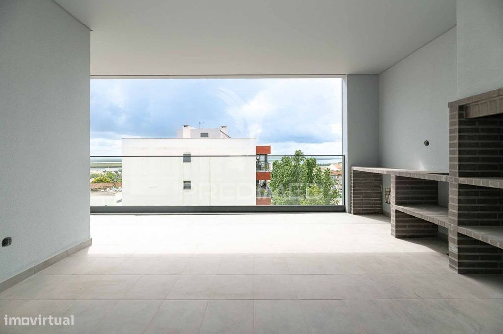 T2 com Terraço de 45m2 e Box, Torres do Palácio - Sobralinho