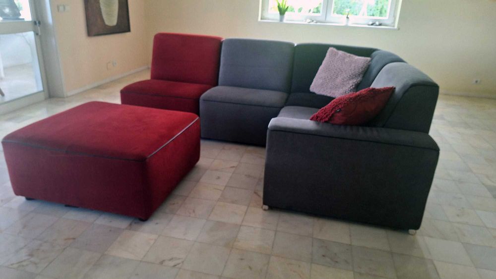 Sofá em 5 partes (cinza, vermelho e preto)