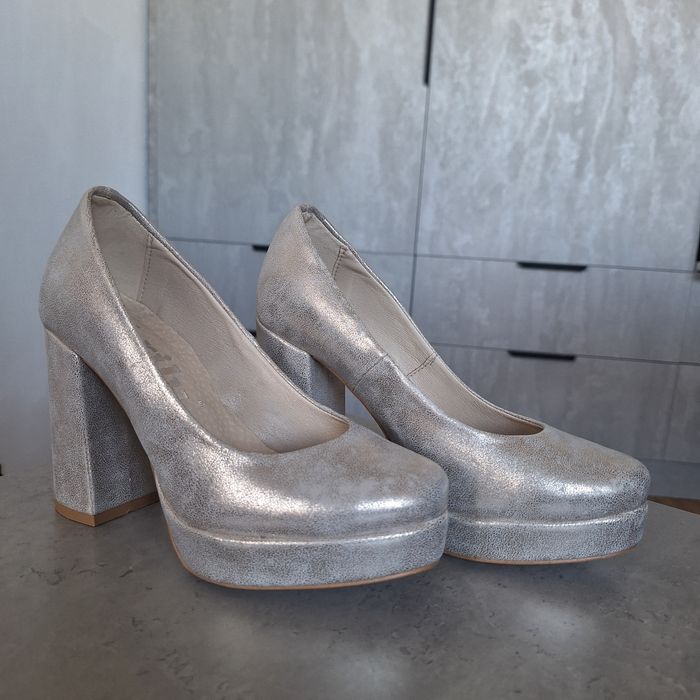 Buty na słupku w rozmiarze 35 Brilu złote