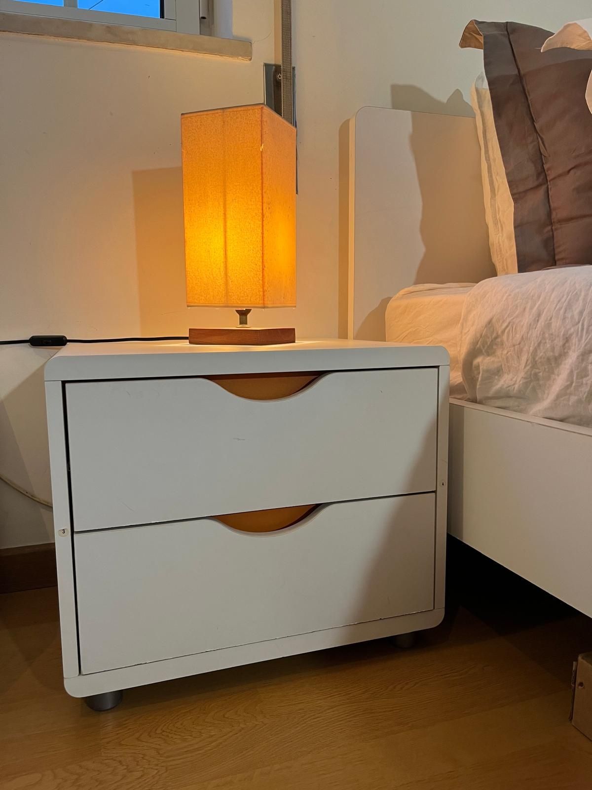 Cama completa com mesinha de cabeceira