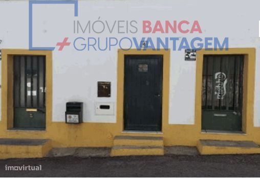 Apartamento no 1º andar localizado no centro de Viana do Alentejo