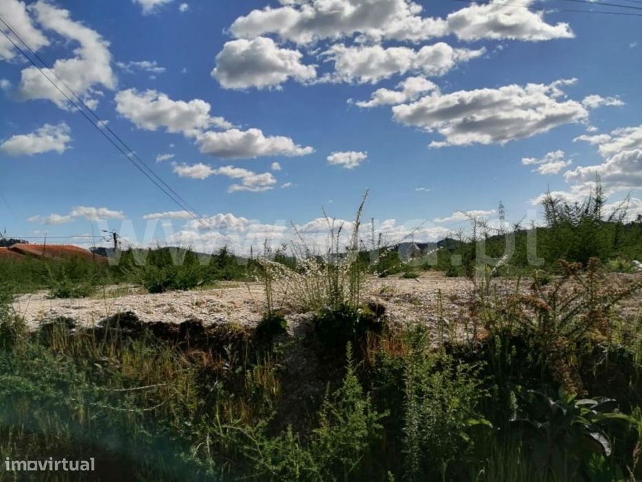 Terreno de construção com 972 m2 em Golães
