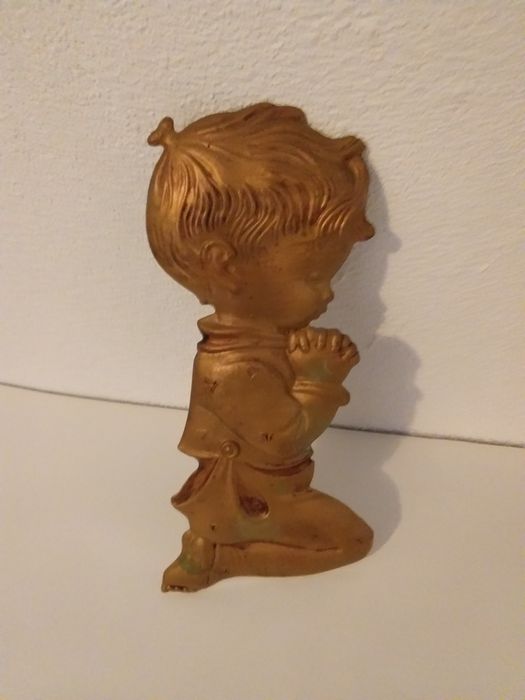 Estatueta 'Menino em Oração' para pendurar ou colar