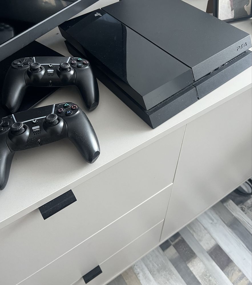 Ps4 500gb + 2 pady