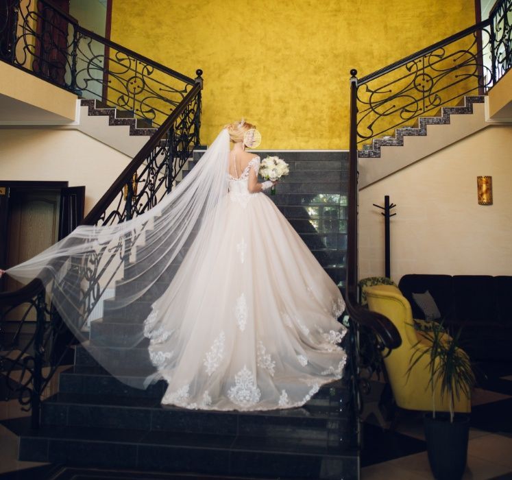 Продам весільну сукню