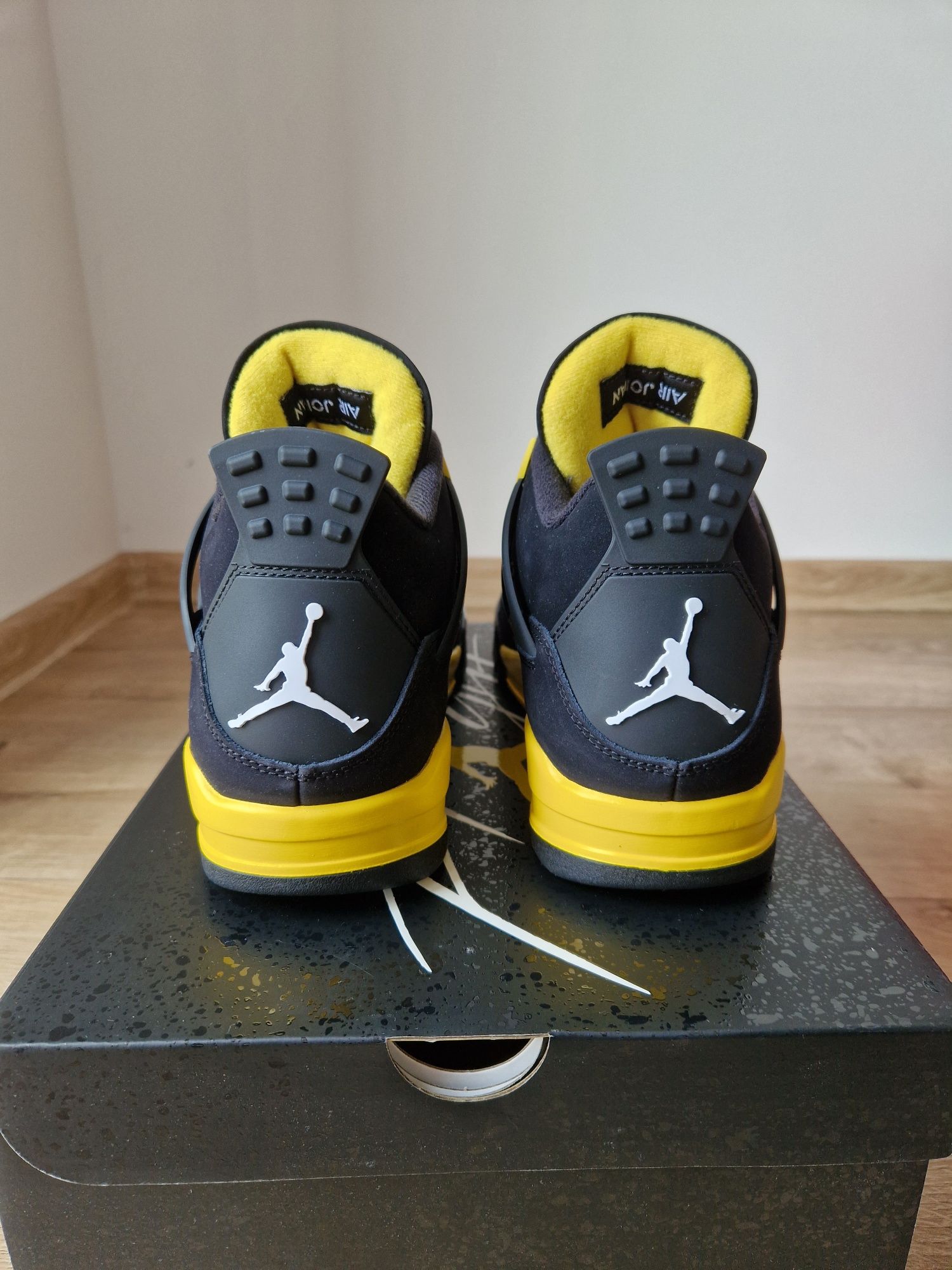 Jordan 4 "Thunder"