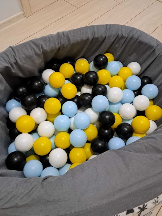 Basen z kolorowymi kulkami
